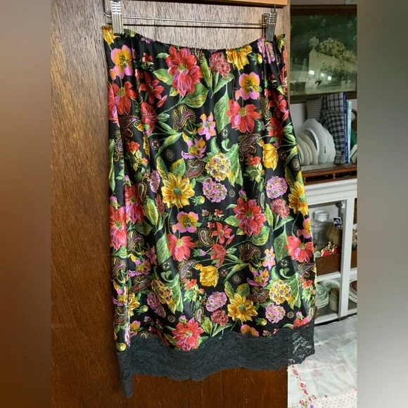 Vanity Fair Floral Slip Skirt Lace Polyester Under Garment Size Small/Medium - Picture 1 of 7